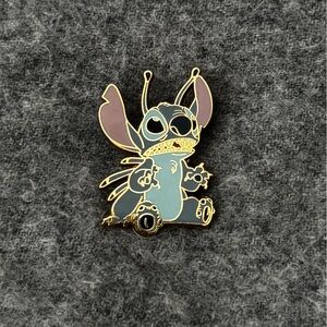 Disney Pin Trading 2005 Stitch Sit Down